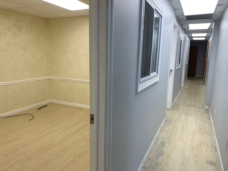 More Photos Of 235 Robbins Ln, Syosset Warehouse For Lease