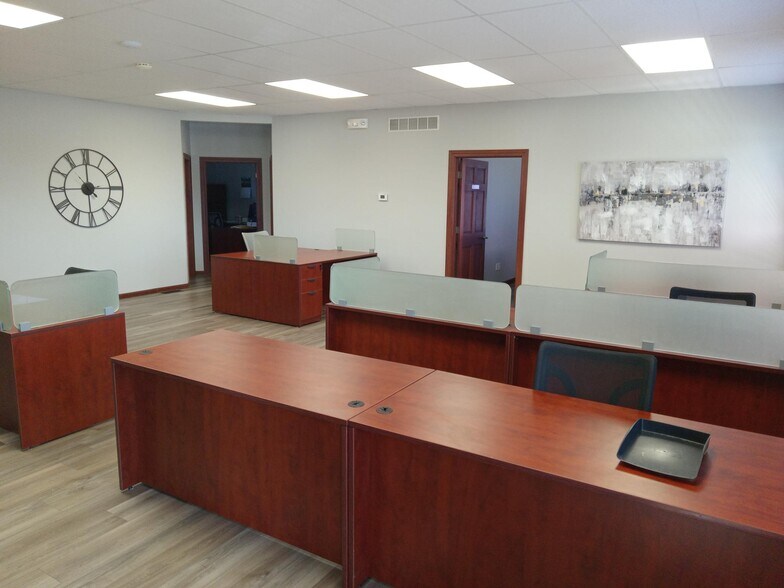 More Photos Of 16 Bronze Pointe, Swansea Office For Lease