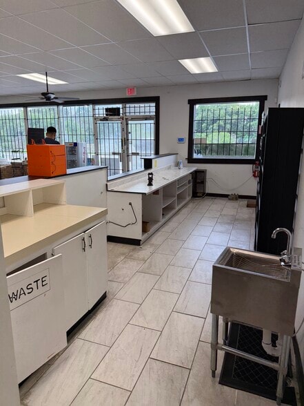 More Photos Of 1929 Clay St, Kissimmee Convenience Store For Lease
