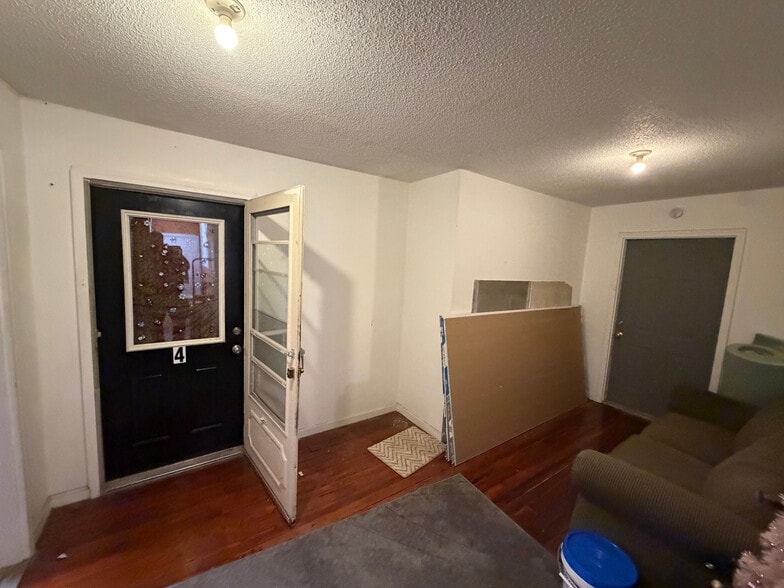 More Photos Of 105 W Pickens St, Abbeville Storefront Retail Residential For Sale
