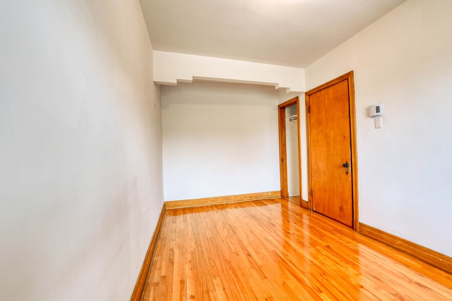 More Photos Of 2710 Rue Sherbrooke E, Montréal Apartments For Sale