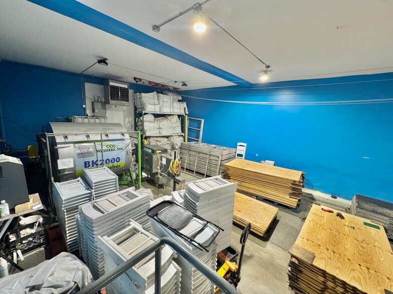 More Photos Of 81 Sheridan Blvd, Inwood Warehouse For Sale