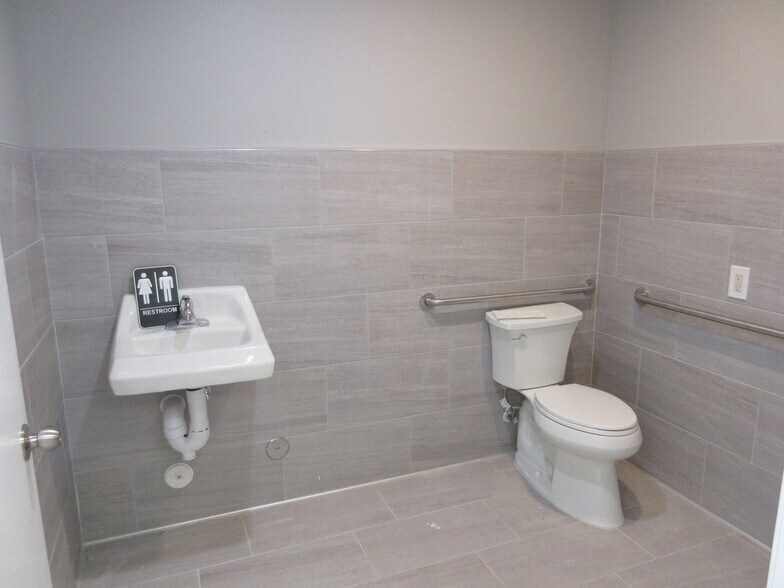 More Photos Of 5046 E Mono St, Fresno Office For Lease