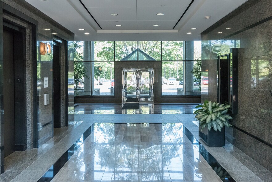More Photos Of 2650 Thousand Oaks Blvd, Memphis Office For Lease