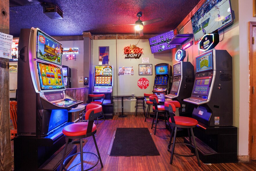 More Photos Of 149 E Main St, Hermiston Bar For Lease