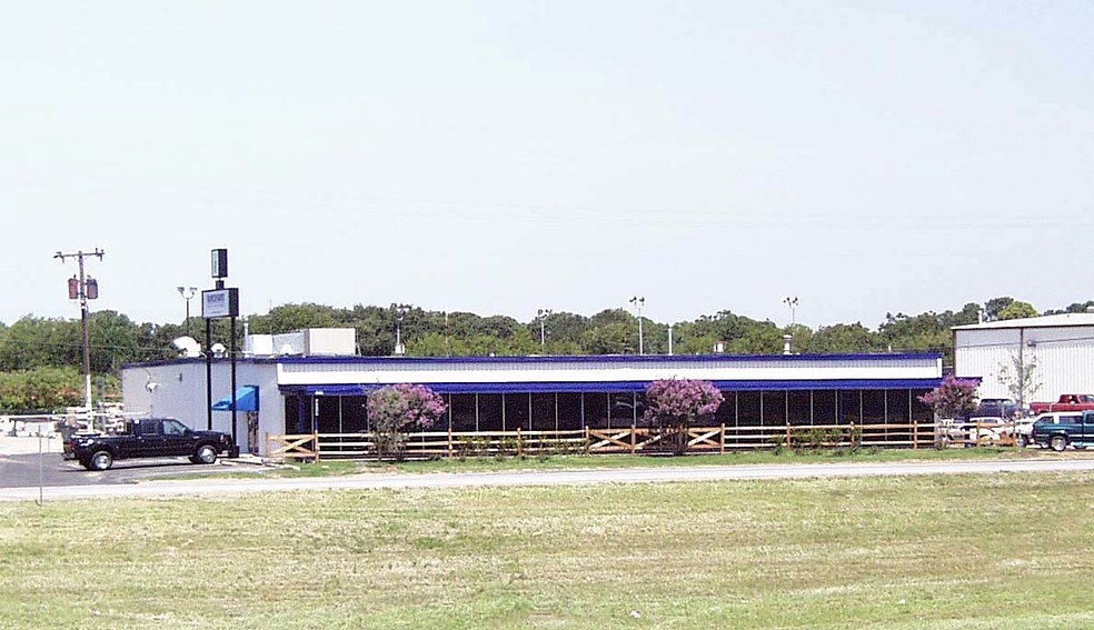 More Photos Of 1039 N Loop 12 Blvd, Irving Light Manufacturing For Sale