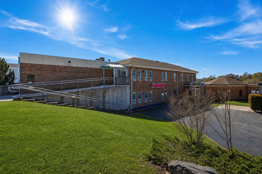 More Photos Of 19 John Clarke Rd, Middletown Office For Sale