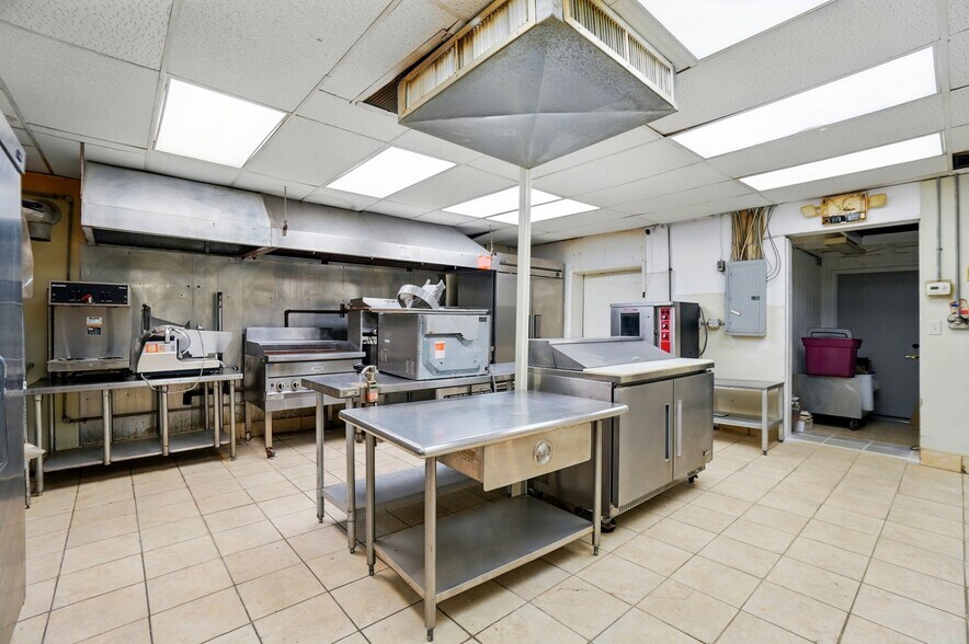 More Photos Of 2336 Northmoor Dr, Springfield Freestanding For Sale