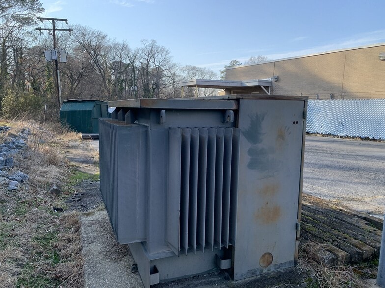 More Photos Of 888 Norfolk Sq, Norfolk Light Manufacturing For Lease