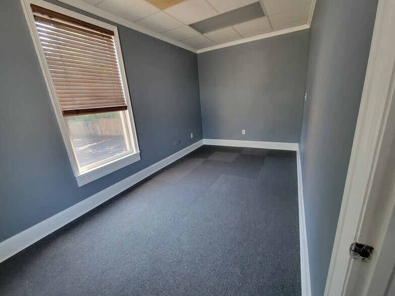 More Photos Of 115 Sycamore Dr, Athens Office For Sale