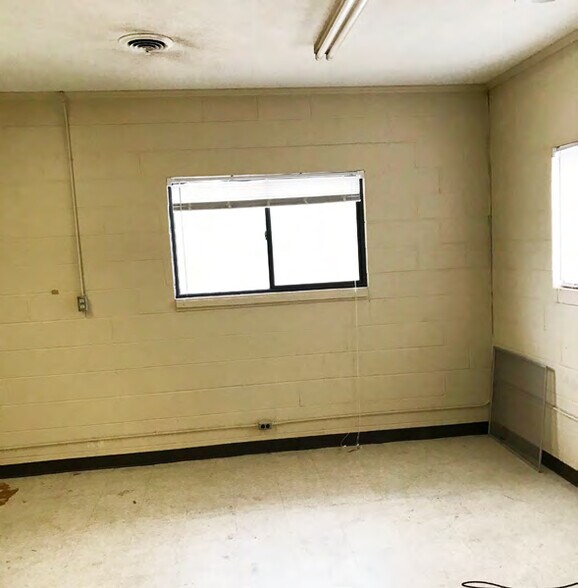 More Photos Of 6101-6105 Arlington Ave, Kansas City Showroom For Sale
