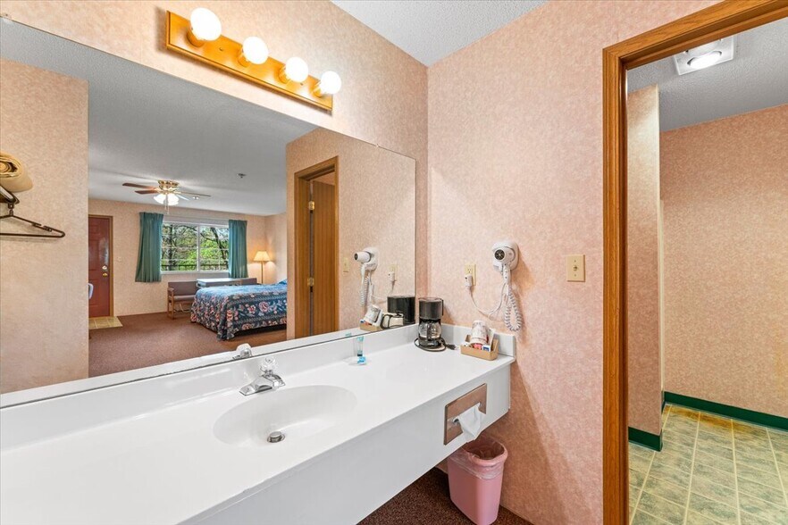 More Photos Of 3043 E Van Buren, Eureka Springs Hotel For Sale