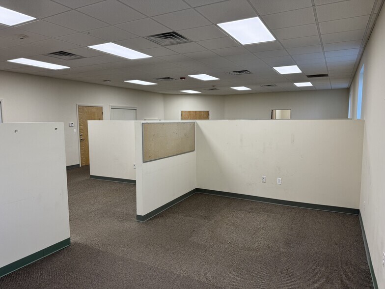 More Photos Of 125 S Wellwood Ave, Lindenhurst Office For Lease