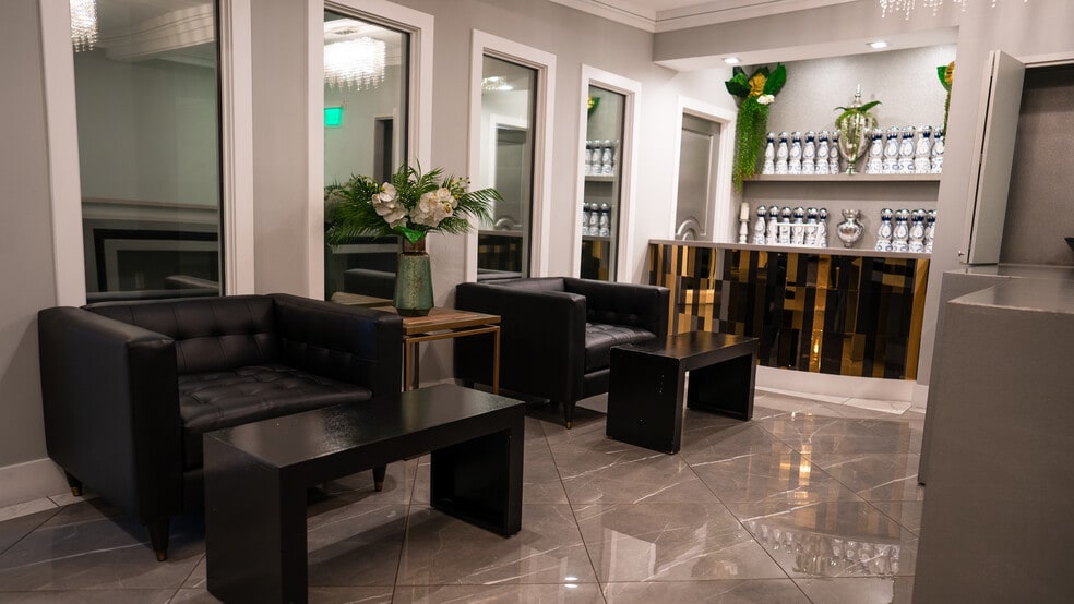 More Photos Of 16610 Ventura Blvd, Encino Storefront For Lease