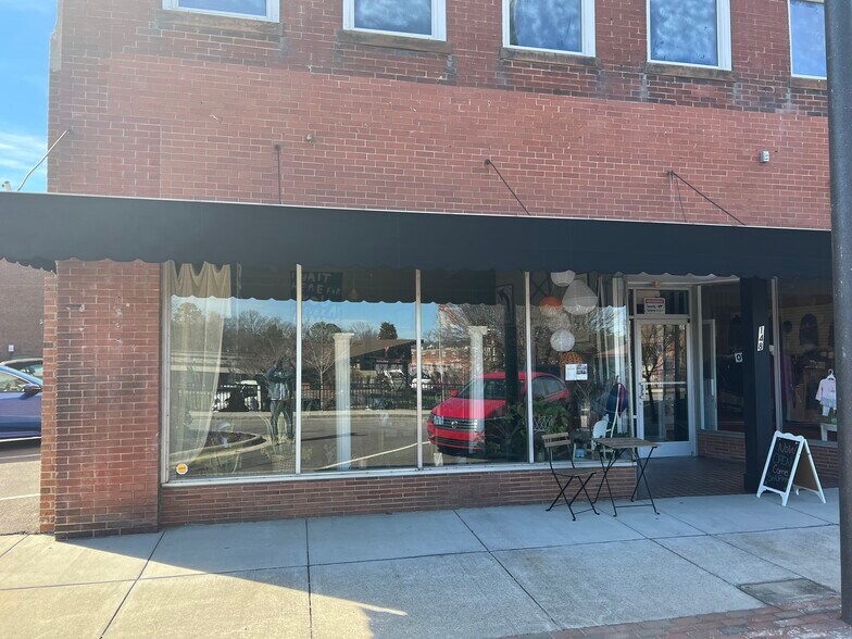 More Photos Of 148 S Moore St, Sanford Restaurant For Lease