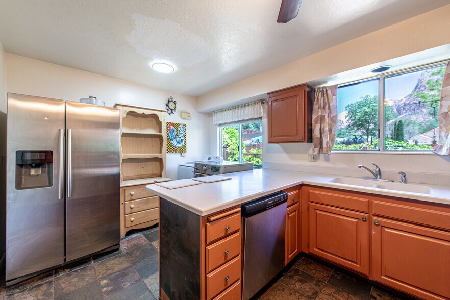 More Photos Of 29 Canyon View Dr, Springdale Hospitality For Sale