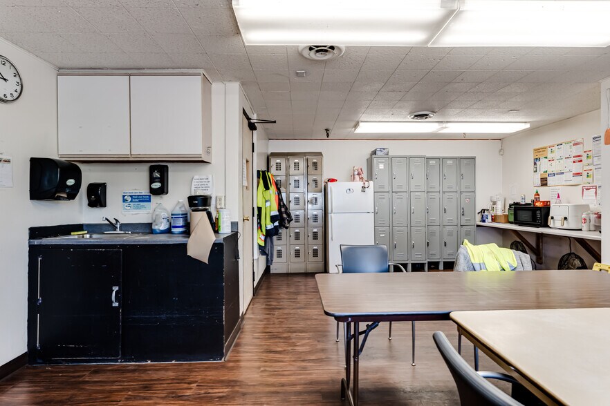 More Photos Of 135-145 N Cleveland St, Eugene Warehouse For Sale