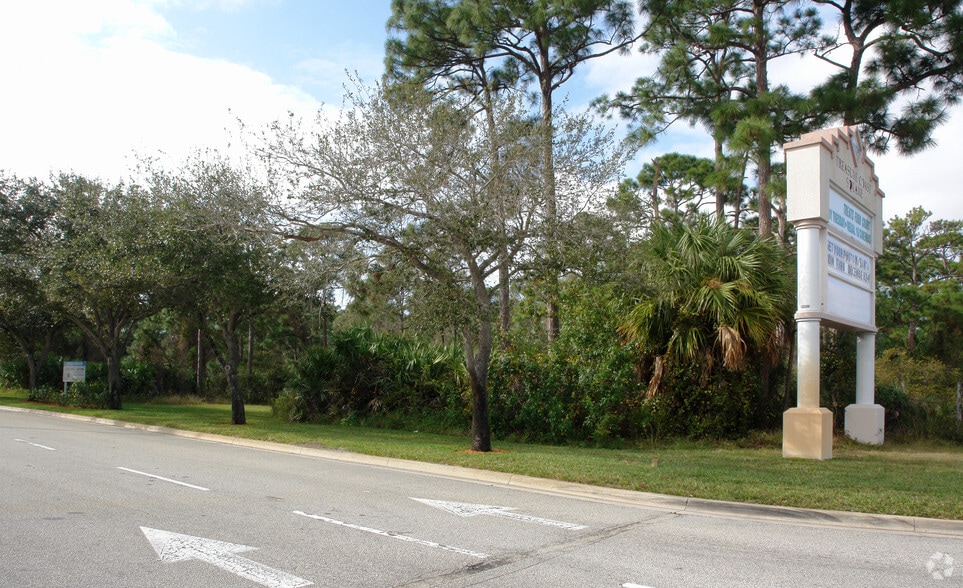 More Photos Of 2751 NW Mall Cir, Jensen Beach Department Store For Sale