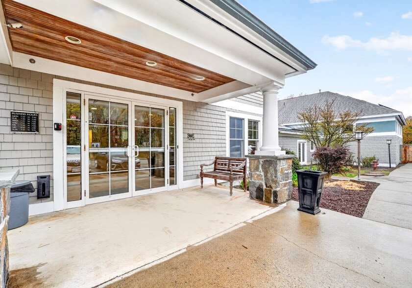 More Photos Of 140 Summer St, Holliston Veterinarian Kennel For Sale