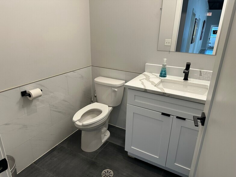 More Photos Of 7729 S State St, Chicago Warehouse For Lease