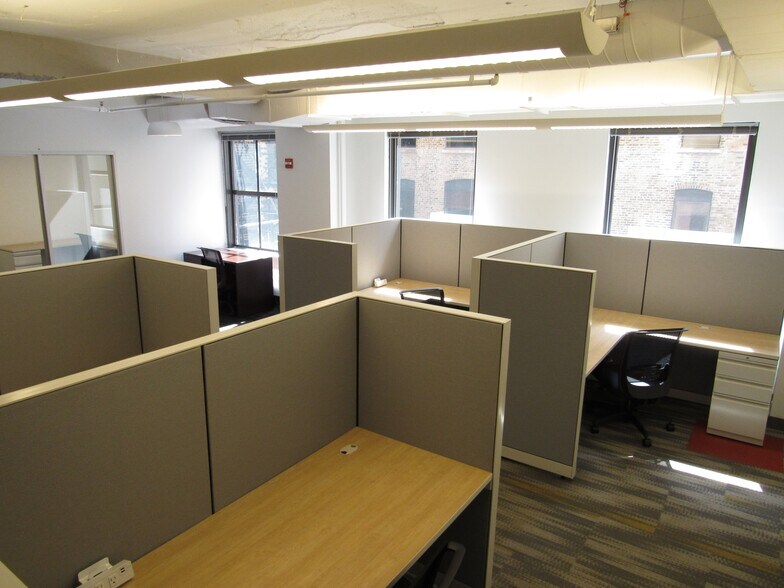 More Photos Of 100 N LaSalle St, Chicago Office For Lease