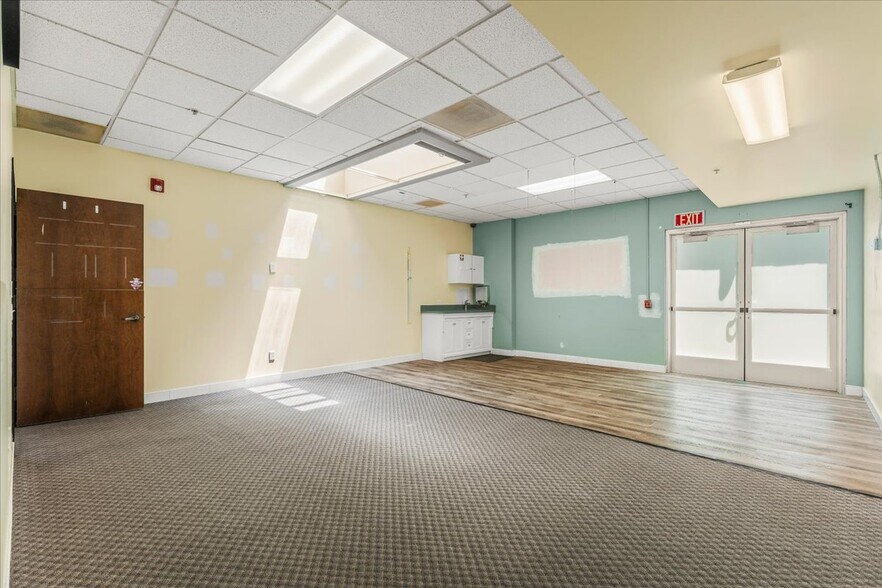 More Photos Of 991 Commercial St, Palo Alto Schools For Lease