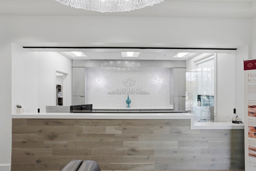 More Photos Of 160 Fountains Blvd, Madison Medical For Sale