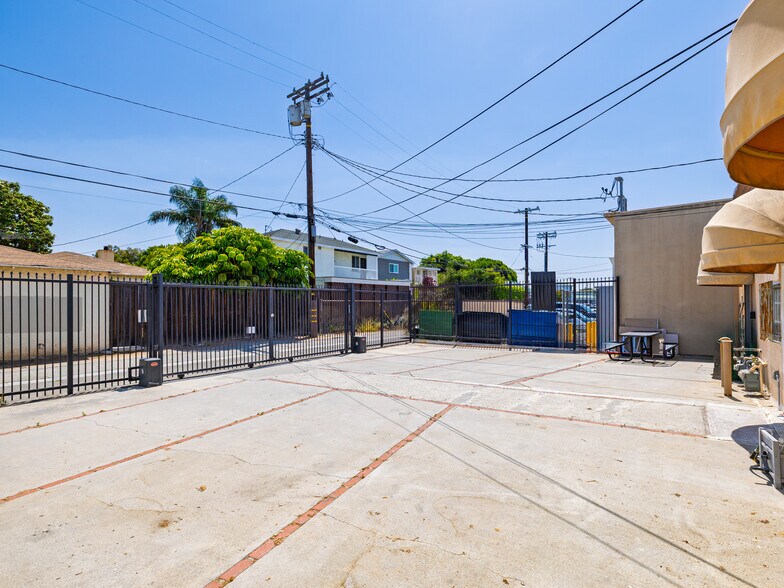 More Photos Of 8328-8332 Lincoln Blvd, Los Angeles Storefront For Sale