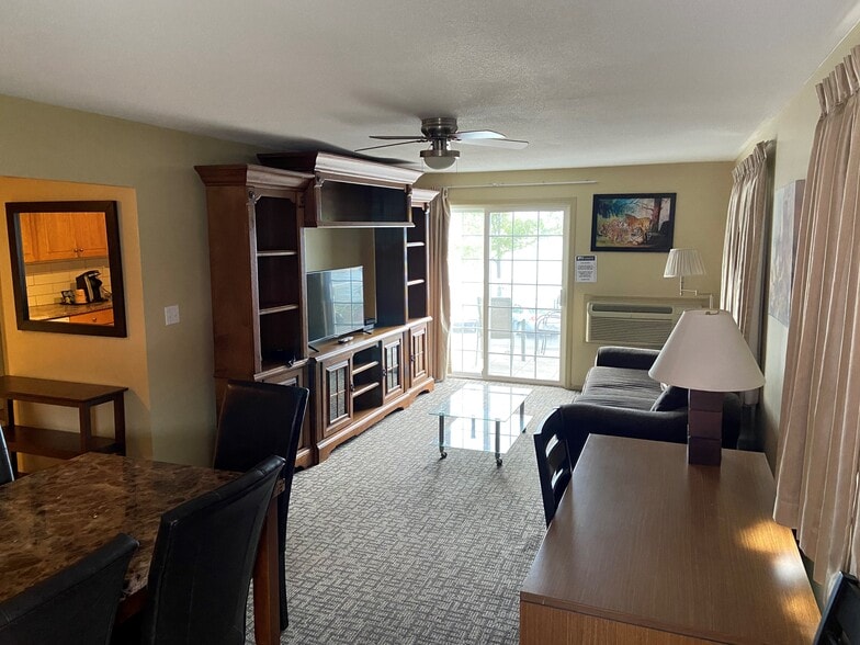 More Photos Of 274 Lakeshore Dr, Penticton Hotel For Sale