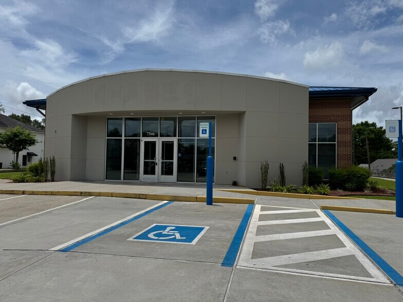 More Photos Of 7346 Highland Rd, Baton Rouge Bank For Sale