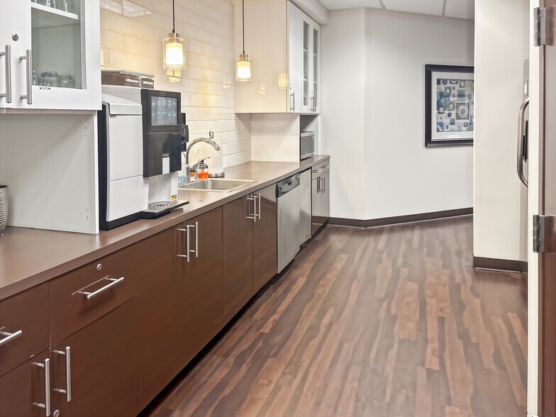 More Photos Of 4651 Salisbury Rd, Jacksonville Coworking Space