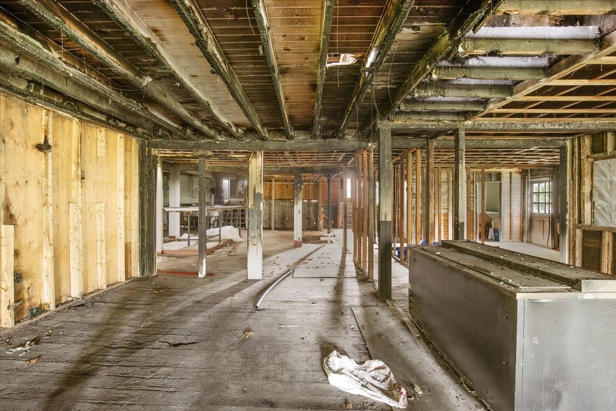 More Photos Of 70 Main St, Wellfleet Hotel For Sale