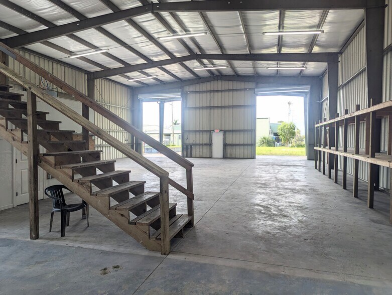 More Photos Of 927 NE 24th Ln, Cape Coral Warehouse For Sale