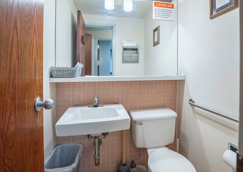 More Photos Of 9418 59th Ave, Elmhurst Office For Sale