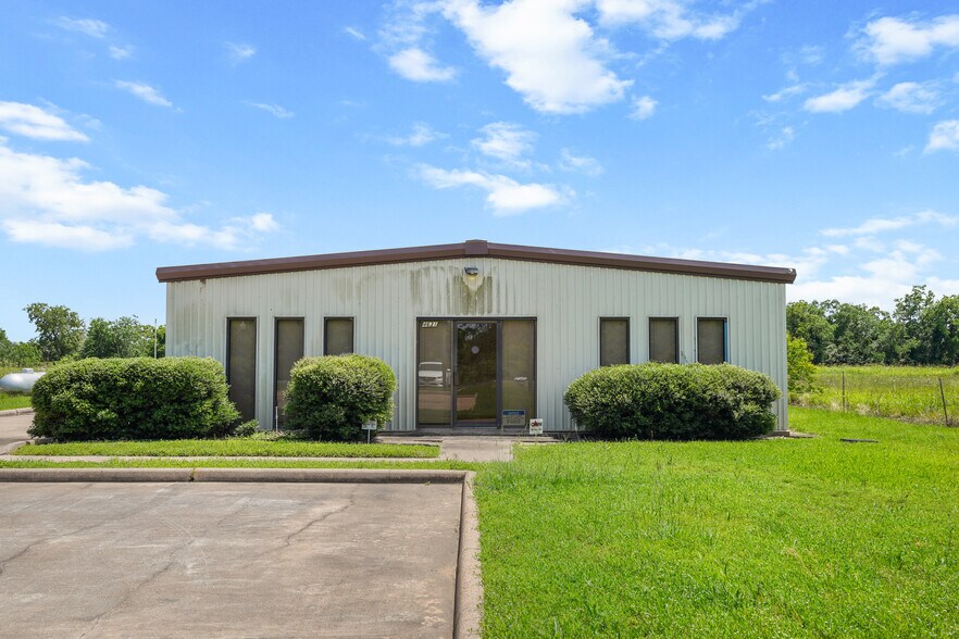 More Photos Of 4631 11th st, Brookshire Warehouse For Sale