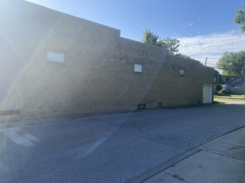 More Photos Of 640 W National Ave, Brazil Freestanding For Sale