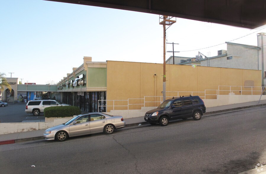 More Photos Of 22864-22898 Ventura Blvd, Woodland Hills Storefront For Lease