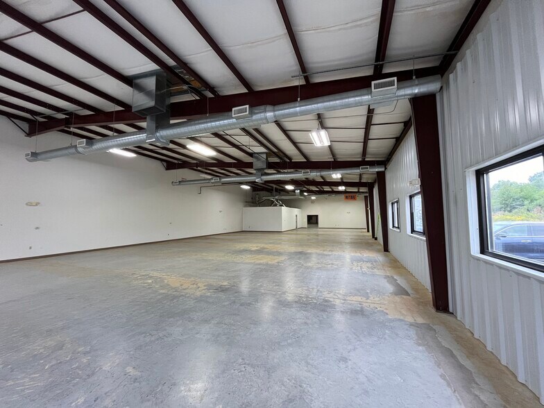 More Photos Of 2400 W Clemmonsville Rd, Winston-Salem Warehouse For Lease