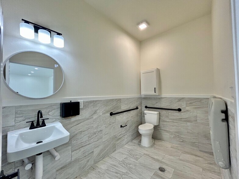 More Photos Of 1113 San Bernardo Ave, Laredo Office For Lease