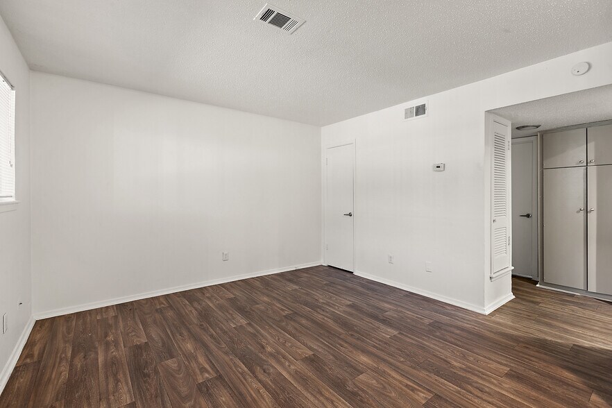 More Photos Of 8502 Dryfield Dr, Austin Apartments For Sale