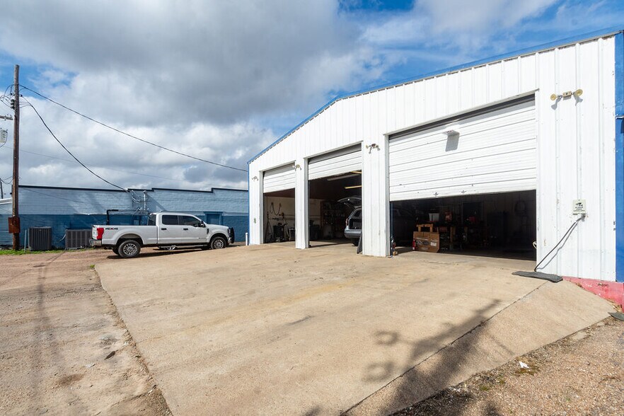 More Photos Of 120 E Mulberry St, Angleton Auto Dealership For Lease