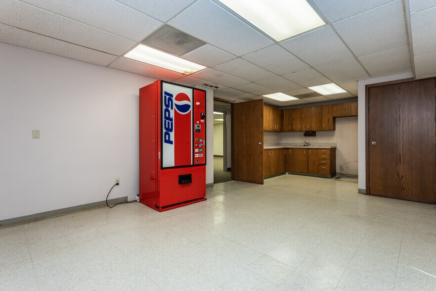 More Photos Of 1520 Washington Ave, Alton Bank For Sale