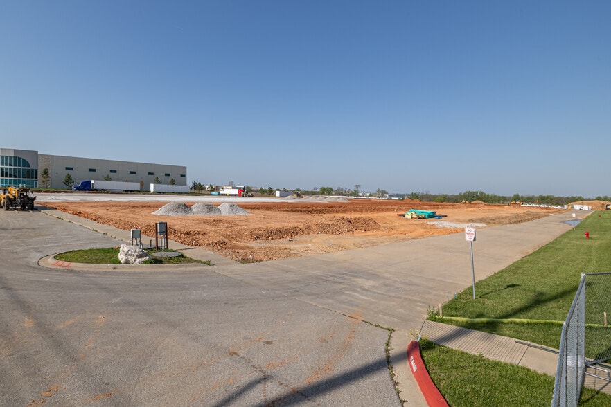 More Photos Of 5100 SW Regional Airport Blvd, Bentonville Warehouse For Lease