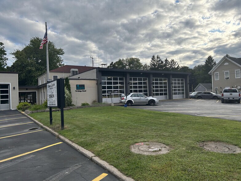 More Photos Of 70 Ridge Rd, Ontario Showroom For Lease