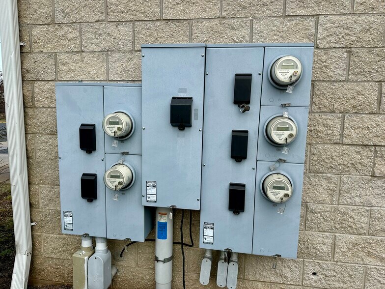 More Photos Of 590 Spring St, Windsor Locks Auto Repair For Sale