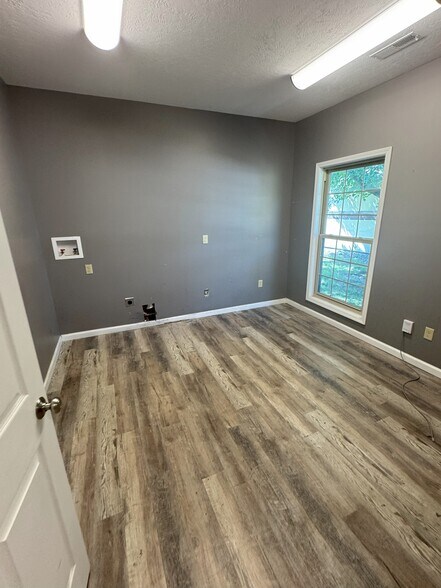 More Photos Of 2504 Veterans Memorial Pky S, Lafayette Office For Sale