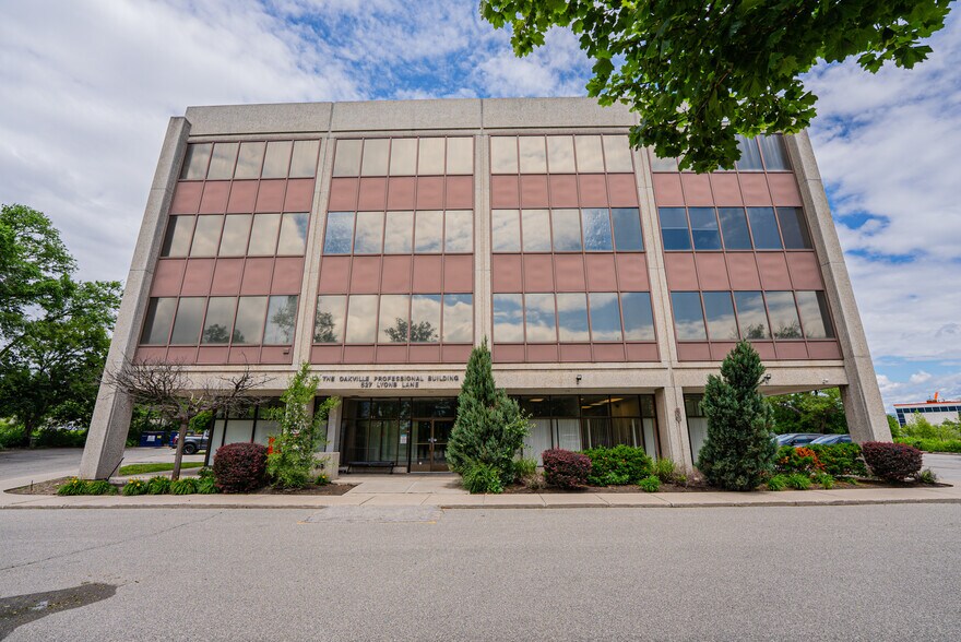 More Photos Of 627 Lyons Ln, Oakville Office For Sale