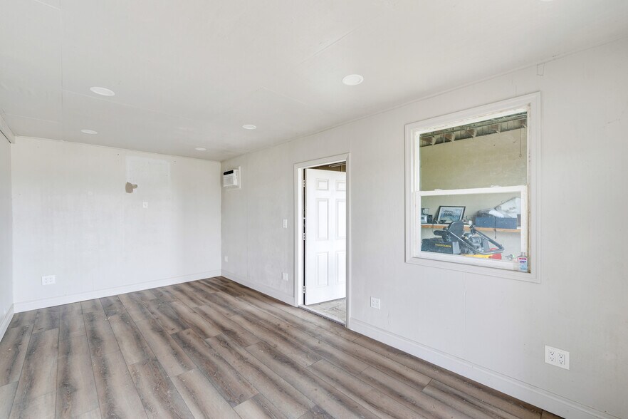 More Photos Of 3559 Veronica S Shoemaker Blvd, Fort Myers Warehouse For Sale