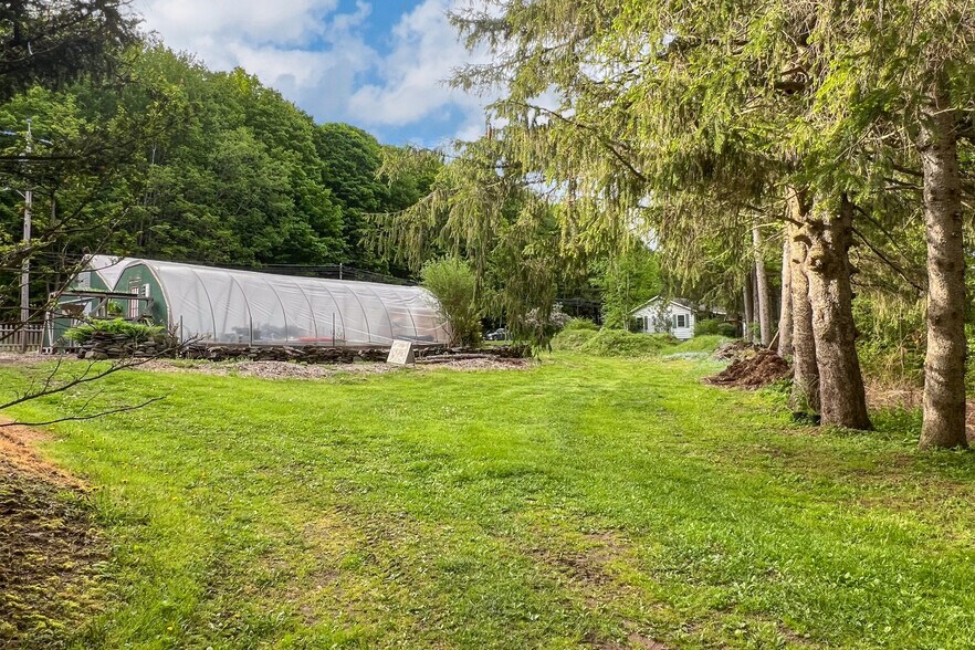 More Photos Of 265 Main St, Delhi Garden Center For Sale