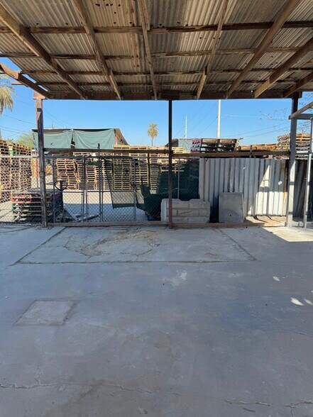 More Photos Of 6622-6626 N 58th Dr, Glendale Distribution For Sale